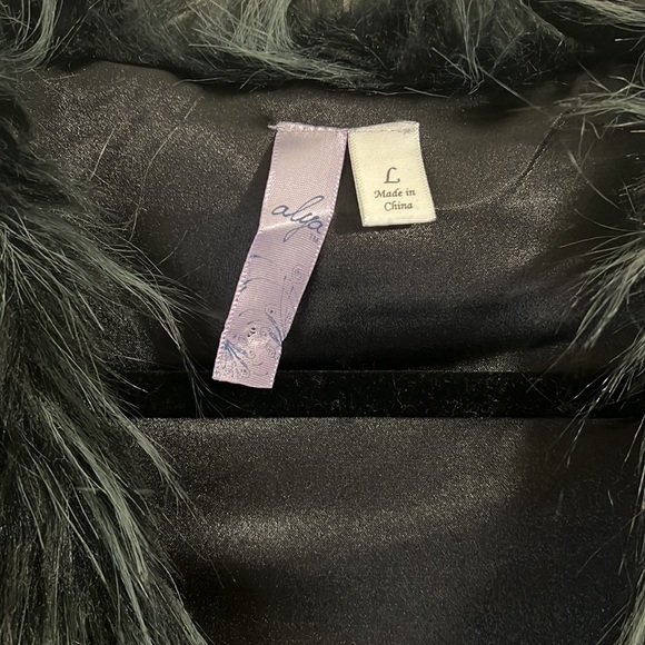 Faux fur blue/green/black vest - Picture 2 of 6